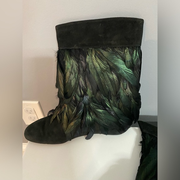 NEW LOW PRICE Delman black leather boots with feather adornment - Picture 1 of 4